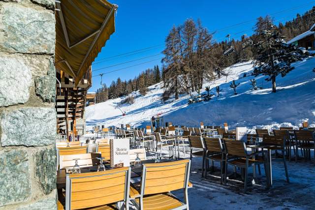 notre  terrasse face à la piste